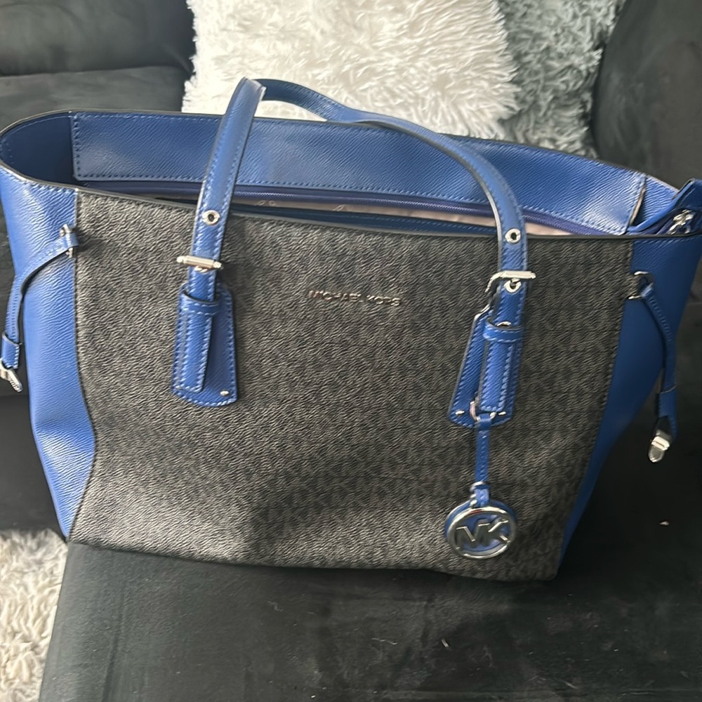Navy Blue Michael Kors bag. Looks close to brand new!! Great condition!!!